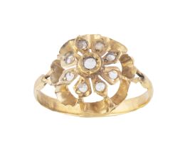 17.  Sortija flor de pp. S. XX con zafiros blancos en trabajo calado