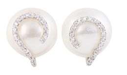 274.  Pendientes de perla abotonada con línea sinuosa de brillantes