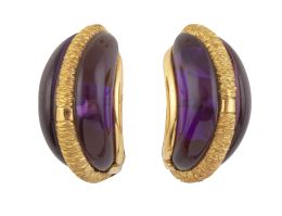 223.  Pendientes de bandas arqueada de amatista, con línea central de oro matizado