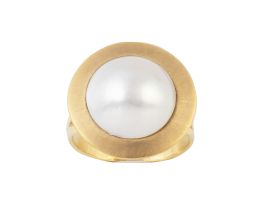 234.  Sortija portuguesa con media perla en marco de oro mate