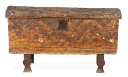 568.  Arcón de madera de conífera con aplicaciones de hierro de hojas de roble.España S. XV - XVI.