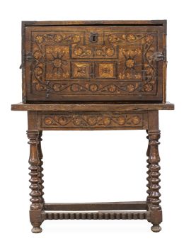 1153.  Papelera de madera de nogal, con decoraión embutida de madera de limoncillo, la mesa de la época.Trabajo astur-leonés, S. XVII.