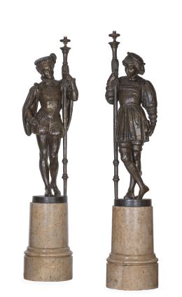 1169.  Pajes con lanzas.
Pareja de torcheros de hierro con restos