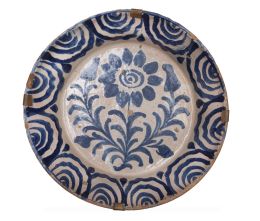 557.  Lebrillo de cerámica esmaltada en azul y blanco con flor en