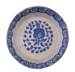 1149.  Lebrillo de cerámica esmaltada en azul y blanco con granada en el asiento.Trabajo granadino, S. XIX.