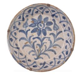 1148.  Lebrillo de cerámica esmaltada en azul y blanco con flor en el asiento.Trabajo granadino, S. XIX.