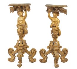 1297.  Pareja de torcheros de madera tallada y dorada con puttis, sustentando flores.Quizás trabajo italiano, principios del S. XVIII.