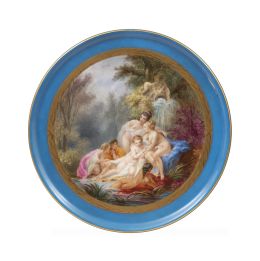 1245.  Plato de porcelana esmaltada y dorada a la manera de Sévres