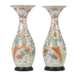 1309.  Pareja de jarrones de porcelana esmaltada con personajes en cartela, reverso con aves del paraiso y peonías.Periodo Meiji, Japón (1868-1912).