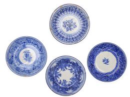 954.  Lote de cuatro platos de cerámica esmaltada en azul y blanco.Manises, S. XIX.