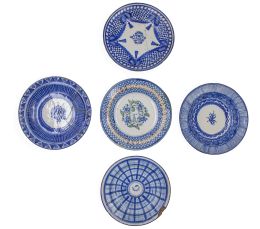 519.  Lote de cinco platos de cerámica esmaltada en azul, blanco y verde.Manises, S. XIX.