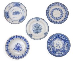 1201.  Lote de cinco platos de cerámica esmaltada en azul y blanco, con decoración de flores.Manises, S. XIX.