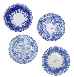 572.  Lote de cuatro platos de cerámica esmaltada en azul, blanco y verde; uno con pajarito.Manises, S. XIX.