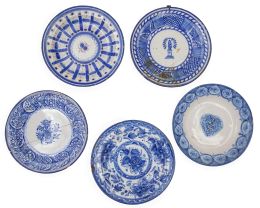 573.  Lote de cinco platos de cerámica esmaltada en azul y blanco, uno de ellos con la Virgen del Pilar.Manises, S. XIX.