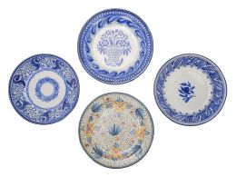 1198.  Lote de cuatro platos de cerámica esmaltada, uno con cesto de flores.Manises, S. XIX.