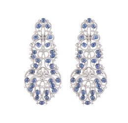 337.  Pendientes largos tipo chandelière de brillantes y cabuchones de zafiros, con piezas acampanadas articuladas a flores superiores