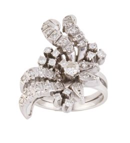 156.  Sortija años 60 de brillantes y diamantes talla baguette, con diseño de flor asimétrica 