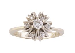 95.  Sortija rosetón de brillantes con brillante central elevado