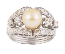 78.  Sortija años 50 con perla central, y brillantes en línea central y en bandas onduladas que componen marco