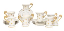 1232.  Juego de 11 tazas con sus platos de estilo imperio de porcelana esmaltada y dorada con abejas.Francia, S. XIX.