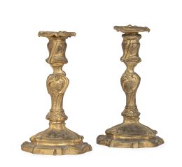 1216.  Pareja de candeleros de bronce dorado de estilo rococó.Francia, S. XIX.