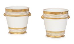 666.  Pareja de "cache-pots" de porcelana esmaltada y dorada.Francia, S. XIX.