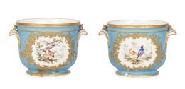 1227.  Pareja de "câche pots" de porcelana esmaltada en azul con aves, siguiendo a Sévres. Con marca en la base.Samson, segunda mitad del S. XIX.