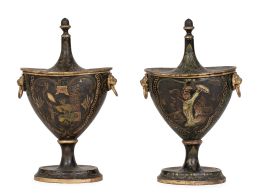 1221.  Pareja de copas de metal pintados con chinerías, con argollas cada lado.Francia, primer cuarto del S. XIX.