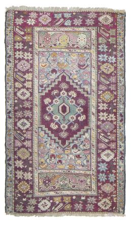 624.  Alfombra turca anudada en lana sobre trama de algodón.Kula, región de Giordes, h. 1900.