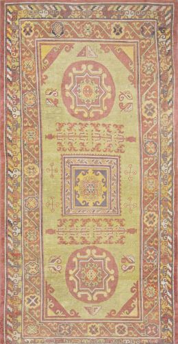 629.  Alfombra anudada en lana sobre trama de algodón,con motivos de influencia china.Región de Sink Ian, oeste del Tibet.