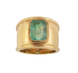 176.  Sortija ancha con esmeralda talla esmeralda rectangular en montura ancha de oro liso