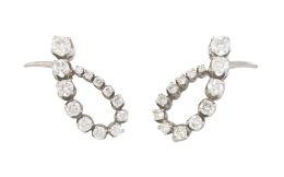 93.  Pendientes de brillantes años 50 en cinta que dibuja una go