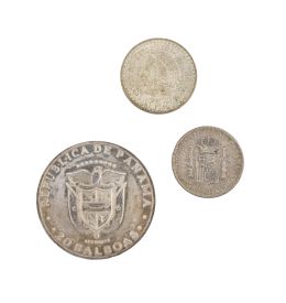 360.  Lote de tres monedas en plata