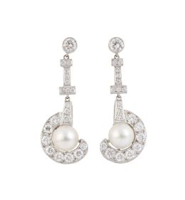 311.  Pendientes largos estilo Art-Decó de brillantes y perlas, con diseño de C colgante de barritas geométricas