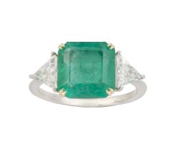 310.  Sortija de esmeralda cuadrada de 3,92 ct aprox. flanqueada por diamantes talla triángulo