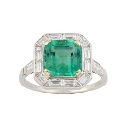 319.  Sortija de esmeralda cuadrada de 2,44 ct aprox. enmarcada por diamantes talla baguette