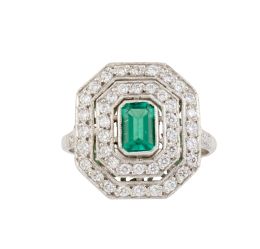 328.  Sortija de esmeralda talla esmeralda central de 0,50 ct aprox. enmarcada por doble marco de octogonal de brillantes