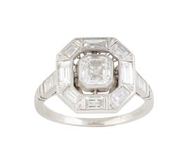 325.  Sortija estilo Art-Decó con diamante talla Asscher central de 0,67 ct, color estimado H y grado de pureza SI2, orlado de diamantes talla baguette