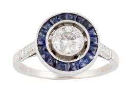 339.  Sortija de ojo de perdiz con brillante de 0,45 ct aprox central orlado de zafiros calibrados, con brillantes en los brazos de la montura