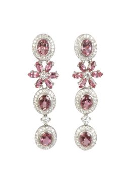 330.  Pendientes largos de brillantes y turmalinas, con diseño que combina flor y tres piezas ovales con centros de turmalinas orlados de brillantes