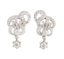 331.  Pendientes largos años 40 con brillantes de cintas entrelazas combinadas con diamantes talla trapecio, de las que pende brillante de 0,50 t aprox