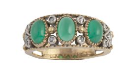 87.  Sortija de tres cabujones de crisoprasa entre parejas de diamante