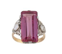 105.  Sortija años 30 con piedra rosa rectangular, flanqueada por chatones de brillantes