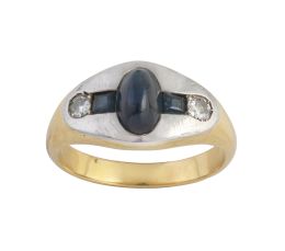 96.  Sortija de caballero Art-Decó, con cabujón de zafiro flanqueado por zafiros carré y dos brillantes de talla antigua