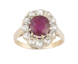 127.  Sortija rosetón de rubí central de 2,06 ct orlado de diamantes de talla rosa