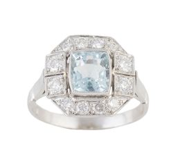 329.  Sortija con aguamarina central talla esmeralda, en marco octogonal de brillantes