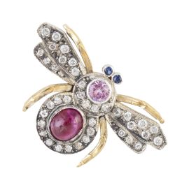 124.  Broche mosca de brillantes con cuerpo de rosa de Francia, cabujón de rubí y ojos de zafiros