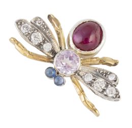 120.  Broche mosca de brillantes con cuerpo de rosa de Francia, cabujón de rubí, y ojos de cabujón de zafiros