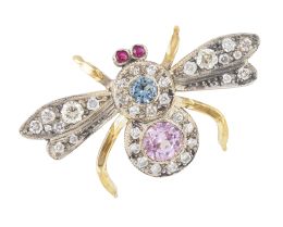 123.  Broche mosca de brillantes con cuerpo de zafiro rosa y azul y ojos de rubíes