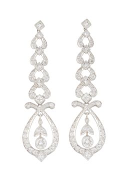 344.  Pendientes largos de brillantes con diseño de cintas entrelazadas y pieza ojival calada colgante